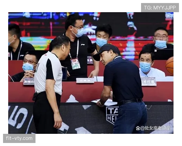 裁判如何判定延误比赛违例并执行判罚？